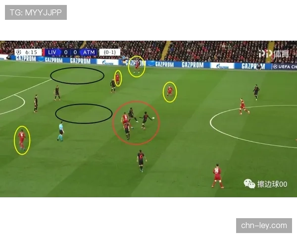 转播镜头捕捉：场边哈维手持战术板，向队员紧急布置角球防守站位